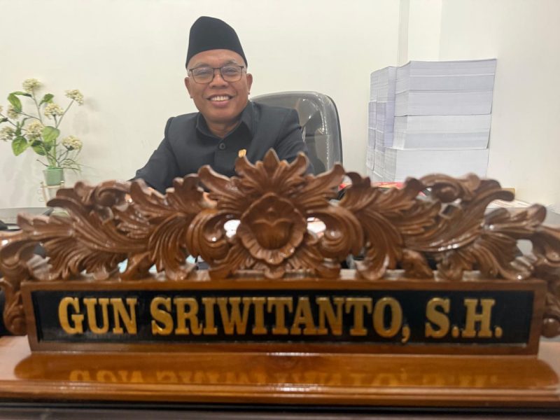 Anggota DPRD Barito Utara dari Fraksi PPP, Gun Sriwitanto, S.H., saat menyampaikan imbauan kepada masyarakat agar tidak membakar lahan dan menggunakan masker di tengah kondisi kualitas udara yang kurang baik, Kamis (20/8/2026).