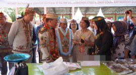 Bupati Murung Raya, Heriyus, mendampingi Gubernur Kalimantan Tengah, Agustiar Sabran, meninjau pelaksanaan pasar murah di Stadion Mini Puruk Cahu, Sabtu (1/8/2026).