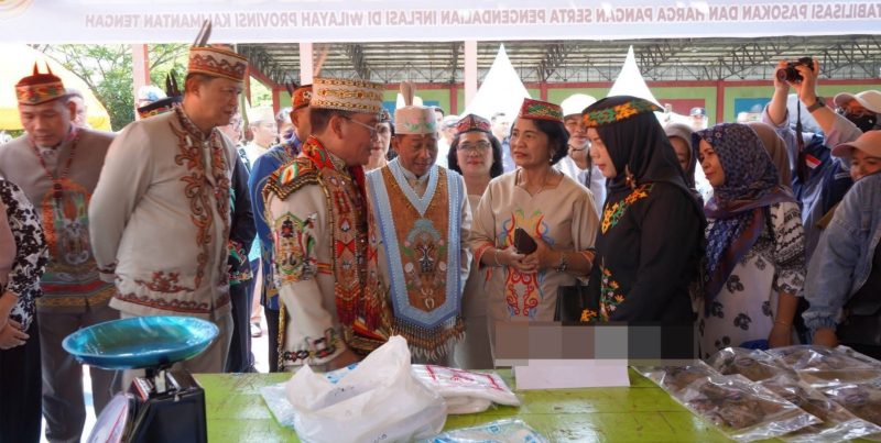 Bupati Murung Raya, Heriyus, mendampingi Gubernur Kalimantan Tengah, Agustiar Sabran, meninjau pelaksanaan pasar murah di Stadion Mini Puruk Cahu, Sabtu (1/8/2026).