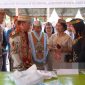 Bupati Murung Raya, Heriyus, mendampingi Gubernur Kalimantan Tengah, Agustiar Sabran, meninjau pelaksanaan pasar murah di Stadion Mini Puruk Cahu, Sabtu (1/8/2026).