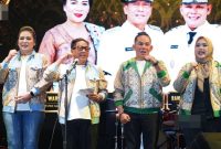 Bupati Mura Heriyus dan Wabup Rahmanto bersama istri