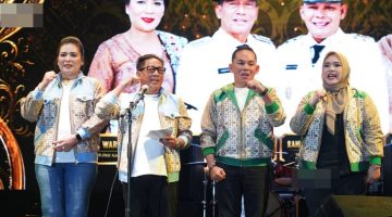 Bupati Mura Heriyus dan Wabup Rahmanto bersama istri
