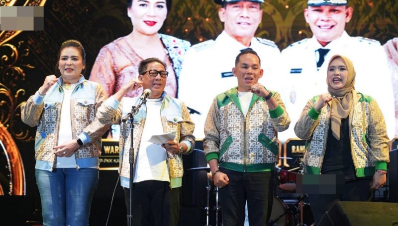 Bupati Mura Heriyus dan Wabup Rahmanto bersama istri