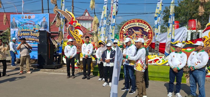 Pelepsan peserta Karnaval Budaya Kabupaten Murung Raya Tahun 2026 yang digelar untuk memeriahkan Hari Jadi Ke-24 Kabupaten Murung Raya, Senin (3/8/2026).