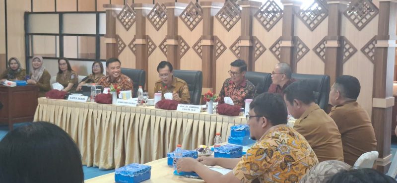 Pemkab Murung Raya mensosialisasikan Peta Jalan Pembangunan Kependudukan 2026–2030 yang dibuka Pj Sekda Mura Sarwo Mintarjo, Selasa (04/08/2026). (foto : 1tulah.com)