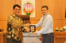 FOTO: RENO SAPUTRA/KALTENG POS
STUDI TIRU: Bupati Barito Utara H Shalahuddin ST MT menyerahkan cendera mata kepada Gubernur Daerah Istimewa Yogyakarta (DIY) yang diwakili oleh Kepala Dinas Kesehatan DIY dr Gregorius Anung Trihadi M.P.H, pada kegiatan Studi Tidur Pemkab Batara ke Pemda DIY di Gedhong Pracimosono, Kantor Gubernur DIY, Selasa (4/8).