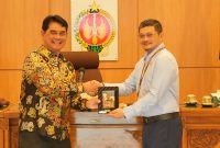 FOTO: RENO SAPUTRA/KALTENG POS
STUDI TIRU: Bupati Barito Utara H Shalahuddin ST MT menyerahkan cendera mata kepada Gubernur Daerah Istimewa Yogyakarta (DIY) yang diwakili oleh Kepala Dinas Kesehatan DIY dr Gregorius Anung Trihadi M.P.H, pada kegiatan Studi Tidur Pemkab Batara ke Pemda DIY di Gedhong Pracimosono, Kantor Gubernur DIY, Selasa (4/8).