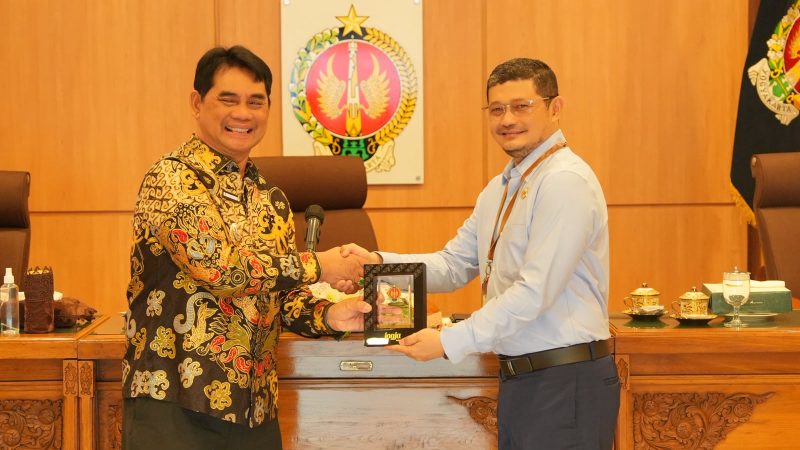 FOTO: RENO SAPUTRA/KALTENG POS
STUDI TIRU: Bupati Barito Utara H Shalahuddin ST MT menyerahkan cendera mata kepada Gubernur Daerah Istimewa Yogyakarta (DIY) yang diwakili oleh Kepala Dinas Kesehatan DIY dr Gregorius Anung Trihadi M.P.H, pada kegiatan Studi Tidur Pemkab Batara ke Pemda DIY di Gedhong Pracimosono, Kantor Gubernur DIY, Selasa (4/8).