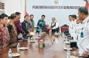 Foto Bupati Gunungkidul, Endah Subekti Kuntariningsih, menyambut hangat kedatangan Bupati Barito Utara, Shalahuddin, bersama rombongan