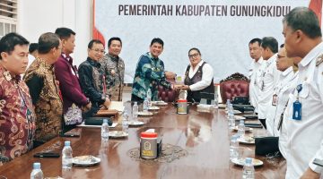 Foto Bupati Gunungkidul, Endah Subekti Kuntariningsih, menyambut hangat kedatangan Bupati Barito Utara, Shalahuddin, bersama rombongan