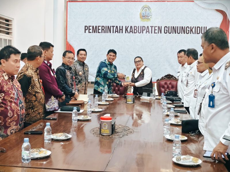 Foto Bupati Gunungkidul, Endah Subekti Kuntariningsih, menyambut hangat kedatangan Bupati Barito Utara, Shalahuddin, bersama rombongan