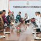 Foto Bupati Gunungkidul, Endah Subekti Kuntariningsih, menyambut hangat kedatangan Bupati Barito Utara, Shalahuddin, bersama rombongan