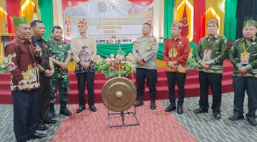 Pembukaan rapat Kerja dan Peningkatan Kapasitas Damang Kepala Adat, Sekretaris Damang, Mantir Adat Kecamatan, Mantir Desa dan Mantir Adat Kelurahan se-Kabupaten Murung Raya di Kantor DAD Murung Raya, Kamis (13/8/2026).