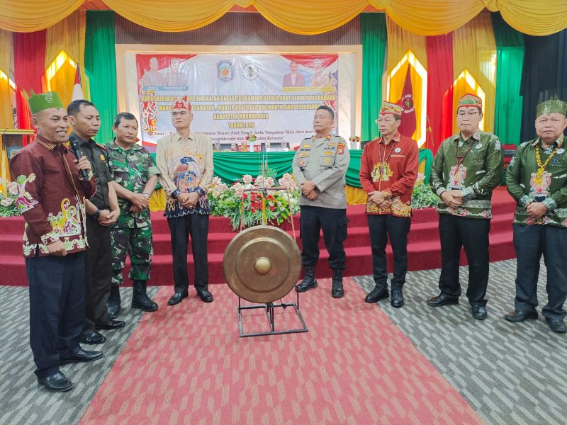 Pembukaan rapat Kerja dan Peningkatan Kapasitas Damang Kepala Adat, Sekretaris Damang, Mantir Adat Kecamatan, Mantir Desa dan Mantir Adat Kelurahan se-Kabupaten Murung Raya di Kantor DAD Murung Raya, Kamis (13/8/2026).