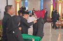 Penyematkan dan penyerah tanda 3 Kehormatan Satyalancana Karya Satya oleh Bupati Mura heriyus, Jumat (14/08/2026). (Foto : 1tulah.com)