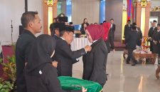 Penyematkan dan penyerah tanda 3 Kehormatan Satyalancana Karya Satya oleh Bupati Mura heriyus, Jumat (14/08/2026). (Foto : 1tulah.com)