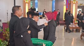 Penyematkan dan penyerah tanda 3 Kehormatan Satyalancana Karya Satya oleh Bupati Mura heriyus, Jumat (14/08/2026). (Foto : 1tulah.com)