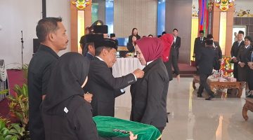 Penyematkan dan penyerah tanda 3 Kehormatan Satyalancana Karya Satya oleh Bupati Mura heriyus, Jumat (14/08/2026). (Foto : 1tulah.com)