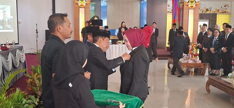 Penyematkan dan penyerah tanda 3 Kehormatan Satyalancana Karya Satya oleh Bupati Mura heriyus, Jumat (14/08/2026). (Foto : 1tulah.com)