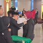 Penyematkan dan penyerah tanda 3 Kehormatan Satyalancana Karya Satya oleh Bupati Mura heriyus, Jumat (14/08/2026). (Foto : 1tulah.com)