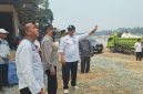 Bupati Barito Utara H. Shalahuddin bersama rombongan meninjau progres pembangunan Jembatan Tumpung Laung