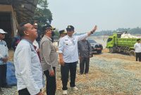Bupati Barito Utara H. Shalahuddin bersama rombongan meninjau progres pembangunan Jembatan Tumpung Laung