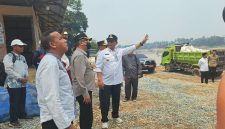 Bupati Barito Utara H. Shalahuddin bersama rombongan meninjau progres pembangunan Jembatan Tumpung Laung