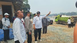 Bupati Barito Utara H. Shalahuddin bersama rombongan meninjau progres pembangunan Jembatan Tumpung Laung