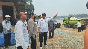 Bupati Barito Utara H. Shalahuddin bersama rombongan meninjau progres pembangunan Jembatan Tumpung Laung