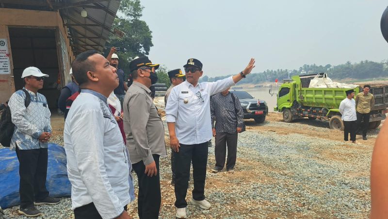 Bupati Barito Utara H. Shalahuddin bersama rombongan meninjau progres pembangunan Jembatan Tumpung Laung