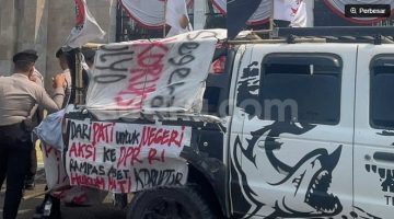 Posko warga pati di depan gedung DPR RI. [Suara.com/Bagaskara] 