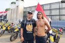 Aktivis dari Aliansi Masyarakat Pati Bersatu (AMPB), Supriyono alias Mas Botok, di depan Geudng DPR RI, Senayan, Jakarta. (Suara.com/Agustin Dwi Anggraini) 