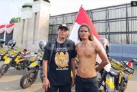 Aktivis dari Aliansi Masyarakat Pati Bersatu (AMPB), Supriyono alias Mas Botok, di depan Geudng DPR RI, Senayan, Jakarta. (Suara.com/Agustin Dwi Anggraini) 