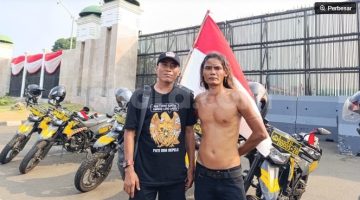 Aktivis dari Aliansi Masyarakat Pati Bersatu (AMPB), Supriyono alias Mas Botok, di depan Geudng DPR RI, Senayan, Jakarta. (Suara.com/Agustin Dwi Anggraini) 