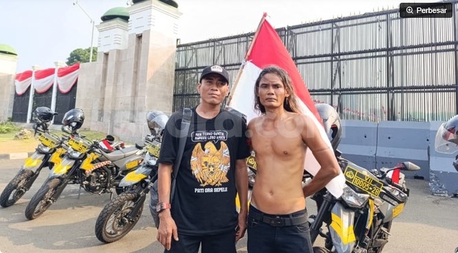Aktivis dari Aliansi Masyarakat Pati Bersatu (AMPB), Supriyono alias Mas Botok, di depan Geudng DPR RI, Senayan, Jakarta. (Suara.com/Agustin Dwi Anggraini) 