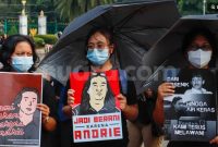 Ilustrasi - Sejumlah aktivis menggelar Aksi Kamisan ke-902 di depan Istana Merdeka, Kamis (2/4/2026). [Suara.com/Alfian Winanto] 