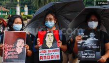 Ilustrasi - Sejumlah aktivis menggelar Aksi Kamisan ke-902 di depan Istana Merdeka, Kamis (2/4/2026). [Suara.com/Alfian Winanto] 
