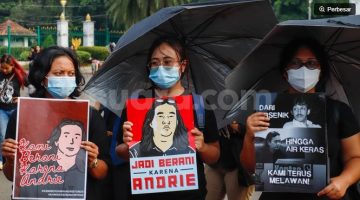 Ilustrasi - Sejumlah aktivis menggelar Aksi Kamisan ke-902 di depan Istana Merdeka, Kamis (2/4/2026). [Suara.com/Alfian Winanto] 