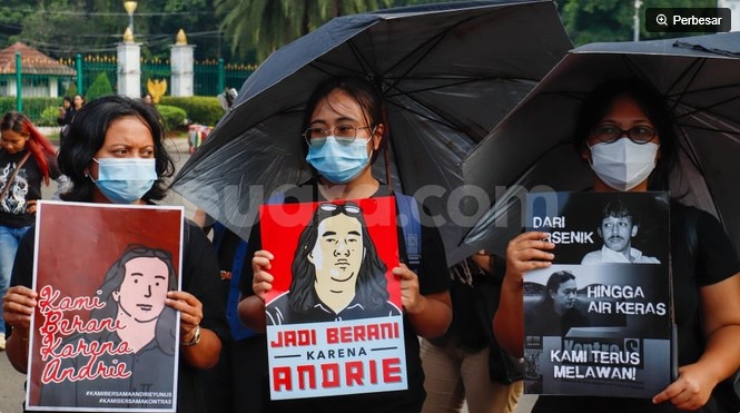 Ilustrasi - Sejumlah aktivis menggelar Aksi Kamisan ke-902 di depan Istana Merdeka, Kamis (2/4/2026). [Suara.com/Alfian Winanto] 