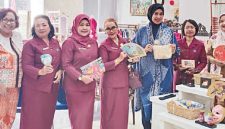 etua Fisdawan DPRD Kalteng, Apristini Arton S Dohong, bersama Ketua DWP Sekretariat DPRD Kalteng, Fitri Pajarudinnor, beserta jajaran saat mengunjungi Museum Batik Indonesia di kawasan Taman Mini Indonesia Indah (TMII), Jakarta, Sabtu (8/8/2026).(Setwan DPRD Kalteng)