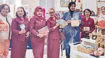 etua Fisdawan DPRD Kalteng, Apristini Arton S Dohong, bersama Ketua DWP Sekretariat DPRD Kalteng, Fitri Pajarudinnor, beserta jajaran saat mengunjungi Museum Batik Indonesia di kawasan Taman Mini Indonesia Indah (TMII), Jakarta, Sabtu (8/8/2026).(Setwan DPRD Kalteng)