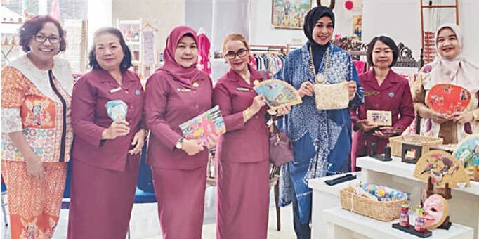 etua Fisdawan DPRD Kalteng, Apristini Arton S Dohong, bersama Ketua DWP Sekretariat DPRD Kalteng, Fitri Pajarudinnor, beserta jajaran saat mengunjungi Museum Batik Indonesia di kawasan Taman Mini Indonesia Indah (TMII), Jakarta, Sabtu (8/8/2026).(Setwan DPRD Kalteng)