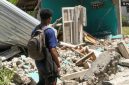Warga melintas di samping bangunan rumah yang roboh akibat gempa bumi magnitudo 7,7 di Pulau Palue, Kabupaten Sikka, NTT, Rabu (19/8/2026). [ANTARA FOTO/Mega Tokan/app/nym] 