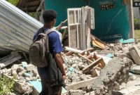 Warga melintas di samping bangunan rumah yang roboh akibat gempa bumi magnitudo 7,7 di Pulau Palue, Kabupaten Sikka, NTT, Rabu (19/8/2026). [ANTARA FOTO/Mega Tokan/app/nym] 