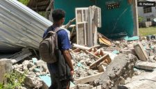 Warga melintas di samping bangunan rumah yang roboh akibat gempa bumi magnitudo 7,7 di Pulau Palue, Kabupaten Sikka, NTT, Rabu (19/8/2026). [ANTARA FOTO/Mega Tokan/app/nym] 