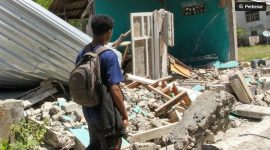 Warga melintas di samping bangunan rumah yang roboh akibat gempa bumi magnitudo 7,7 di Pulau Palue, Kabupaten Sikka, NTT, Rabu (19/8/2026). [ANTARA FOTO/Mega Tokan/app/nym] 