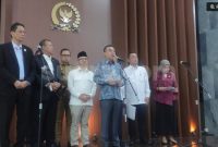Wakil Ketua DPR RI Sufmi Dasco Ahmad usai memimpin Rapat Koordinasi antara DPR RI dengan sejumlah kementerian terkait untuk membahas finalisasi status guru Pegawai Pemerintah dengan Perjanjian Kerja (PPPK) di Komplek Parlemen, Senayan, Jakarta, Selasa (18/8/2026). (Suara.com/Bagaskara) 