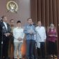 Wakil Ketua DPR RI Sufmi Dasco Ahmad usai memimpin Rapat Koordinasi antara DPR RI dengan sejumlah kementerian terkait untuk membahas finalisasi status guru Pegawai Pemerintah dengan Perjanjian Kerja (PPPK) di Komplek Parlemen, Senayan, Jakarta, Selasa (18/8/2026). (Suara.com/Bagaskara) 