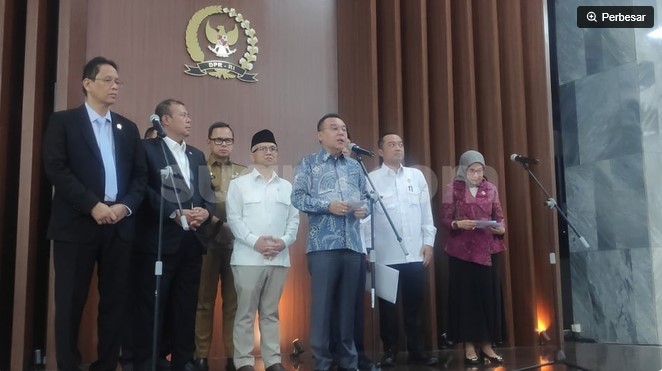 Wakil Ketua DPR RI Sufmi Dasco Ahmad usai memimpin Rapat Koordinasi antara DPR RI dengan sejumlah kementerian terkait untuk membahas finalisasi status guru Pegawai Pemerintah dengan Perjanjian Kerja (PPPK) di Komplek Parlemen, Senayan, Jakarta, Selasa (18/8/2026). (Suara.com/Bagaskara) 