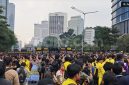 Ratusan mahasiswa Universitas Indonesia (UI) mulai memadati kawasan Thamrin, Jakarta Pusat, Selasa (18/8/2026). [Suara.com/Adiyoga] 